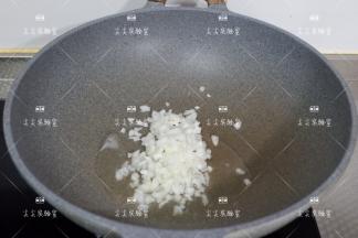 起锅热油，加入豆腐翻炒至透明