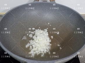 起锅热油，加入豆腐翻炒至透明