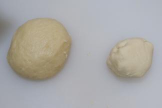 油皮材料混合揉成团（一定是沸水，这样才能达到烫面的效果）。油酥材料混合揉成团