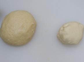 油皮材料混合揉成团（一定是沸水，这样才能达到烫面的效果）。油酥材料混合揉成团