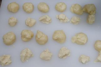 油皮平均分成12个20g每个。油酥平均分成12个10g每个。