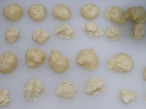 油皮平均分成12个20g每个。油酥平均分成12个10g每个。