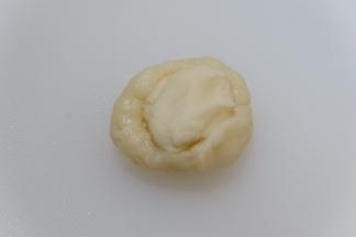 取一块油皮包入油酥收口