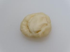 取一块油皮包入油酥收口