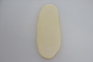 从第一个开始，取一个面团擀成牛舌状