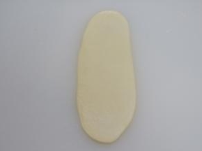 从第一个开始，取一个面团擀成牛舌状