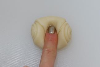 取一个用手指从中间压下去