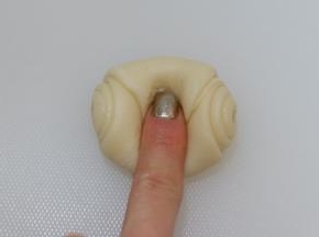 取一个用手指从中间压下去