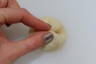 从左右两侧揪起来捏实