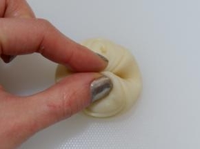 从左右两侧揪起来捏实