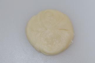 用掌心压扁，把最外面一圈擀的薄一点