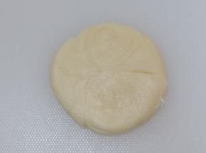 用掌心压扁，把最外面一圈擀的薄一点