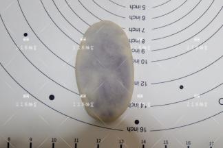 用擀面杖轻轻的擀开呈牛舌状。