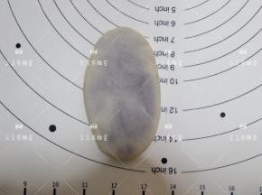 用擀面杖轻轻的擀开呈牛舌状。