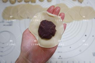 取30克豆沙馅包入，捏紧收口压扁