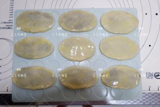 表面刷两遍蛋黄水