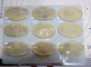 表面刷两遍蛋黄水