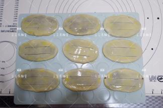 用锋利的小刀，竖向划上两道口，要割到馅料，但是底部不要割透。