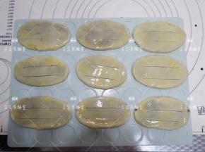 用锋利的小刀，竖向划上两道口，要割到馅料，但是底部不要割透。