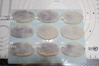 依次做好放入烤盘。