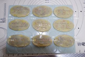 依次做好撒上在表面撒上芝麻