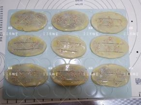 依次做好撒上在表面撒上芝麻