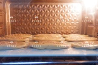 放入预热好的烤箱，上下火175度烘烤18分钟左右，表面均匀上色即可