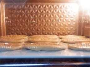 放入预热好的烤箱，上下火175度烘烤18分钟左右，表面均匀上色即可