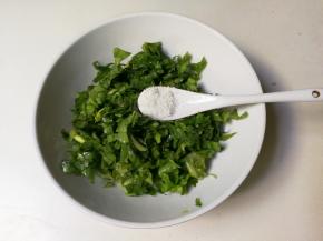 莴笋叶洗净切碎，放入一小勺盐，拌匀腌制五分钟出水