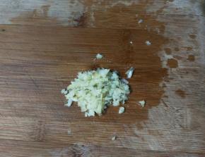 蒜瓣剥去皮剁成蒜泥