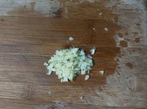 蒜瓣剥去皮剁成蒜泥