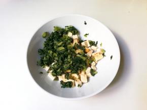 放入莴笋叶，滴几滴麻油拌匀