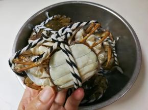 大闸蟹捆绑好，用小牙刷正反两面刷洗一遍，冲洗干净