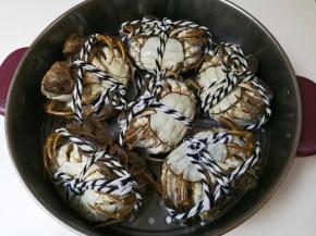 蒸锅水开放入大闸蟹蒸十五分钟焖三分钟