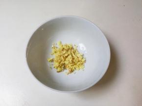 蒸大闸蟹同时准备蘸料：姜切末放入碗中