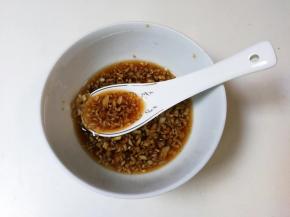 放入两勺开水搅拌均匀