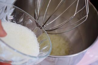 白糖分三次加入蛋清内，打发至硬性发泡