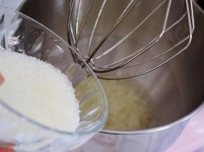 白糖分三次加入蛋清内，打发至硬性发泡