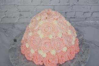 用六齿花嘴挤圆球即可，一个压一个间隙不要太大，如果间隙大就用白色奶油填充一下