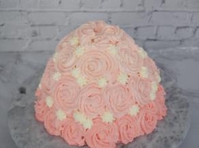 用六齿花嘴挤圆球即可，一个压一个间隙不要太大，如果间隙大就用白色奶油填充一下