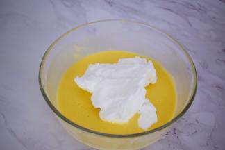 先把三分之一的蛋白霜放入蛋黄中，翻拌均匀