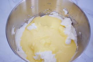 把拌匀的蛋黄糊倒回蛋白霜中，翻拌均匀