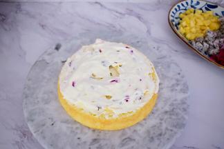 将蛋糕一层一层铺上奶油和水果的铺好