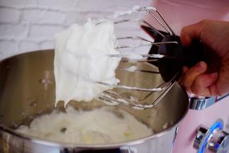 提起打蛋笼有小尖头即可，称为蛋白霜