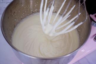 将淡奶油加入白糖打发至6成
