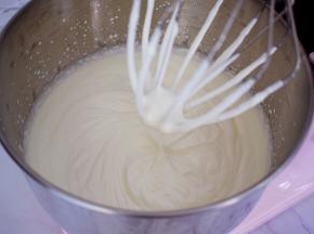 将淡奶油加入白糖打发至6成