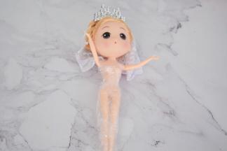 娃娃从胸前裹上保鲜膜