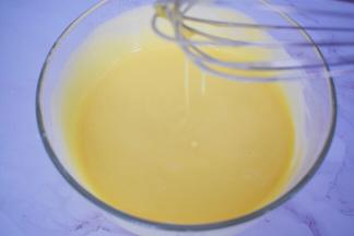 拌匀的蛋黄糊
