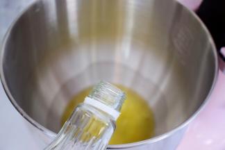 将装有蛋清的桶放入海氏厨师机中，加入几滴白醋