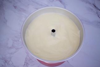 装入模具中，轻震去气泡